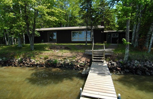 Cable House | Ranch-Style Seidls Home Feet away to Lakeshore by RedAwning
