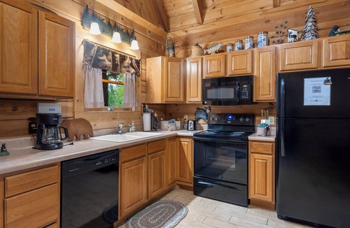 Branson Cedars Cabin | Refreshed Three Bear Log Cabin, Vaulted Ceilings, Private Hot Tub, Car Charger, Close to Big Cedar