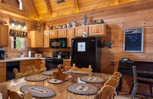 Branson Cedars Cabin | Refreshed Three Bear Log Cabin, Vaulted Ceilings, Private Hot Tub, Car Charger, Close to Big Cedar