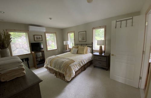 Town of Webb House | Relaxing Luxury Lakefront Stay - Short walk to Town, Water Safari & Dining.