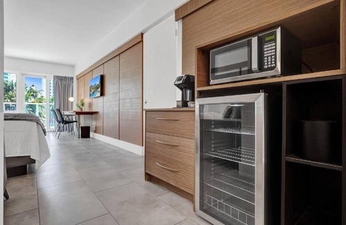 Galt Mile Hotel | Relaxing Unit w/Balcony Near Bonnet House – A Relaxing Oasis for Your Getaway