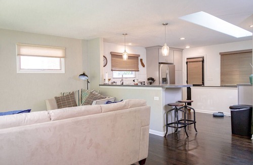 Dicken House | Renovated 3 bed/2.5 bath with fast wifi & 100" projector near the BIG HOUSE!