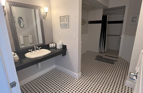 East Fort Lauderdale Resort | Resort located directly on the sand of the Atlantic Ocean! Room w/an oceanview!
