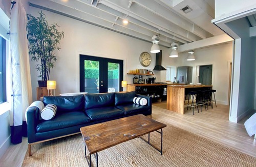 Harbert House | Retreat WithInn-Relaxation Centrally Located to Beaches and Walkable Restaurants