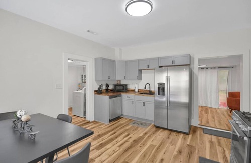 Mount Vernon House | Riverfront Retreats Room 2!
