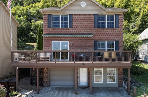 Lawrenceburg House | Riverview Home Near Creation Museum/Ark/Ski/Bikes/Cincinnati/Hot Tub-Sleeps 11
