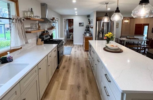 Tonawanda House | Riverview House: 13 miles to Niagara Falls and 12 miles to Buffalo