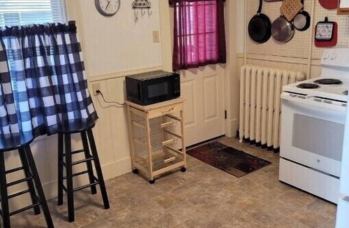East Haven  Rutland County Apartment | Roberts ave. Immaculate Rental For Nurses Apt D