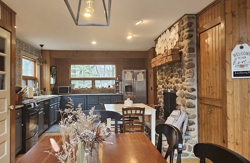 Naples House | Robust vacation home near wineries, nature and ski mountains in the FLX region!