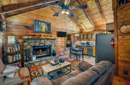 Walnut Mountain Cabin | Rolling Ridge | Ellijay, GA