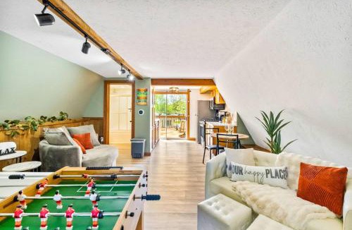 Warsaw House | Romantic A-frame HeartJacuzzi Firepit Kayaks