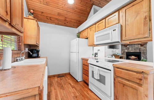 Branson West Cabin | Rustic Stonebridge Cabin, near Silver Dollar City Pools>Golf>Lake>Nature