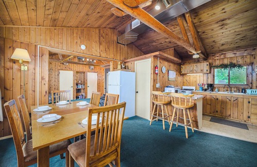Rumely Cottage | Rustic Theme | Aquapark & Beach w/Kayaks + Playset & Yard Games - Cottage 4