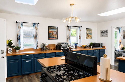 Fennville House | Sale~FennVilla ● Lake Michigan ● Saugatuck ● South Haven ● Wineries ● 3 Dogs✓