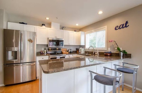 West Queen Anne House | Seattle Queen Anne Retreat – Rooftop Deck, Family-Friendly, Prime Location, AC