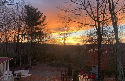 Brevard Cabin | SECLUDED MOUNTAIN GETAWAY WITH MOUNTAIN VIEWS/PRIVATE LAKE ACCESS/PET OK/WIFI