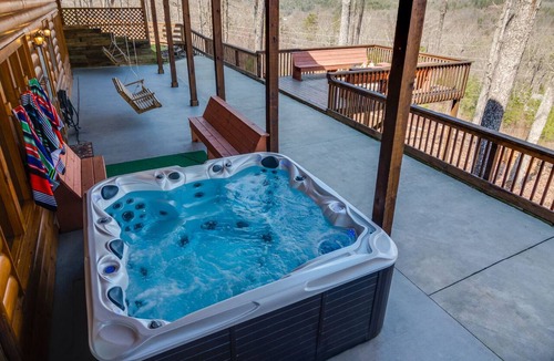 Hemp Cabin | SECLUDED-SPACIOUS-STUNNING MTN VIEWS-MASTER ON MAIN-POOL TABLE-ARCADE-FIRE PIT