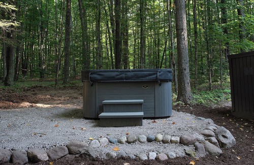 Bellaire Cabin | Serene chalet with fire pit, hot tub and barrel sauna in Shanty Creek