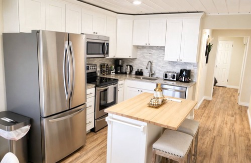 Alki House | Serene Waterfront Escape - 2BR with Mountain Views & A/C