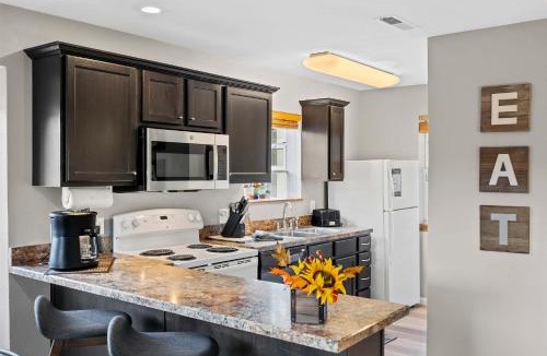 Indian Point House | Silver Lake Hideaway - Chic 2 BDR Dog Friendly