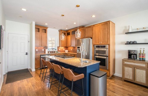 Sister Lakes House | Sister Lakes 7 bedroom with Game room, Hot tub, Basketball and amazing views