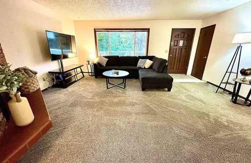 Pullman House | Spacious 3 Bedroom w/Large Deck & Backyard