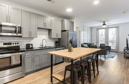 East Walnut HIlls Apartment | Spacious 3BR/3BA Suites Near Downtown Cincinnati