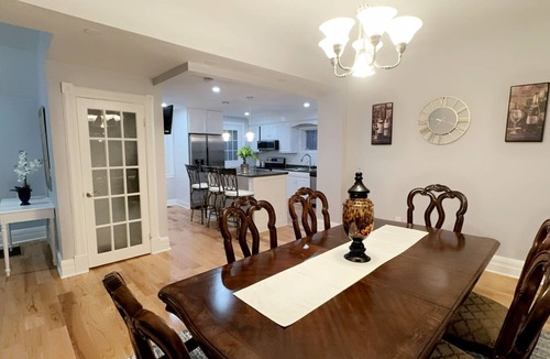 Utica House | Spacious 3BR Home - Sleeps 10 - Perfect for Families & Groups.