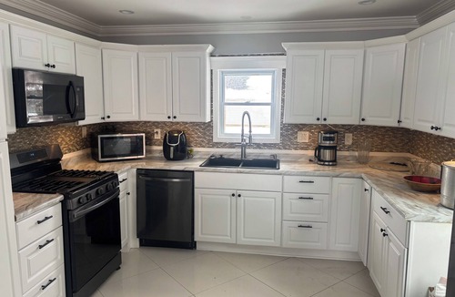 Youngstown House | Spacious 5-bedroom house in enchanting Youngstown with AC