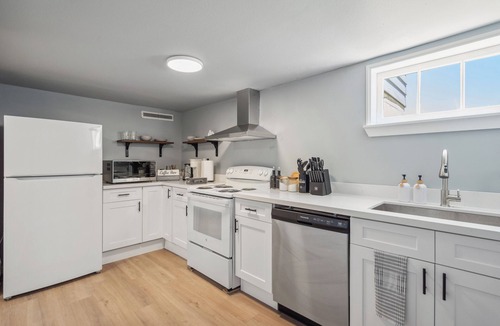 SeaTac House | Spacious 5B2B home 5 min to airport with AC, Game Room, Sleeps 16