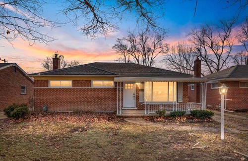 Redford House | Spacious 6BR/2BA Family Retreat in Detroit