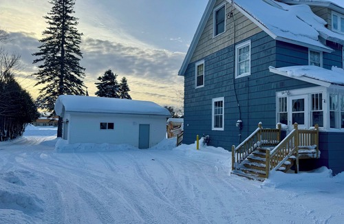 Laurium House | Spacious 7-bedroom house with WiFi, Garage, Sauna, and AC in amazing Calumet