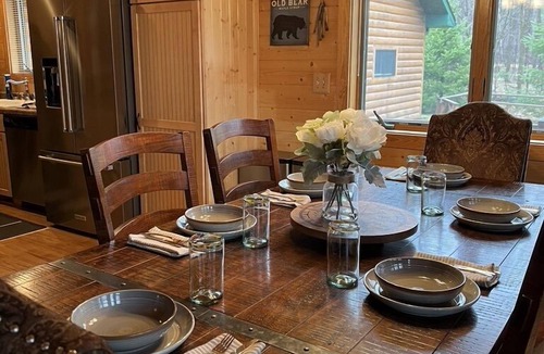 Tomahawk House | Spacious and Charming 3BR 3BA 2 Story Log Home, Canoe, Kayaks Included
