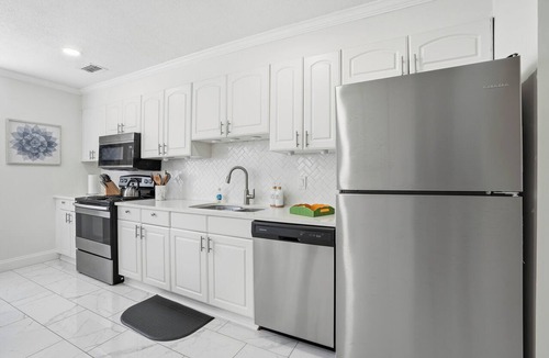 East Arlington House | Spacious and comfortable house in Avondale. Ideal for longer stays. Pet friendly