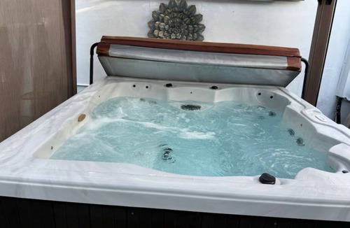 Wilton Manors Apartment | Spacious Apartment and HOT TUB in the heart of WIlton Manors