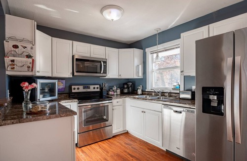 Star Prairie House | Spacious & Cozy home on The Apple River- Hiking, Tubing, Skiing, Racing, 12+ ppl