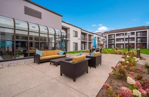Auburn Hills Apartment | Spacious Good-Value Accommodation! 2 Lovely Units, Swimming Pool, Parking!