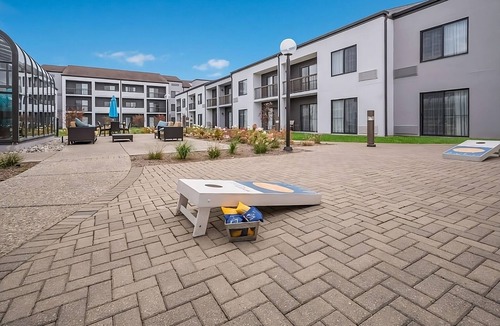 Auburn Hills Apartment | Spacious Good-Value Accommodation! 2 Lovely Units, Swimming Pool, Parking!