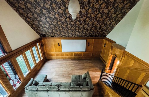 Pullman House | Spacious House Downtown Pullman- Sleeps up to 16