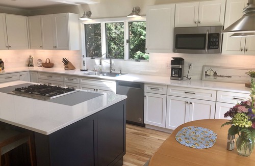Noyack House | Spacious, immaculate 5 BR, 4 Bath Home w/Bay and Sunset Views, Family-friendly