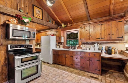 Franklin Cabin | Spacious Large Cabin at Harding near I-65/Downtown Franklin