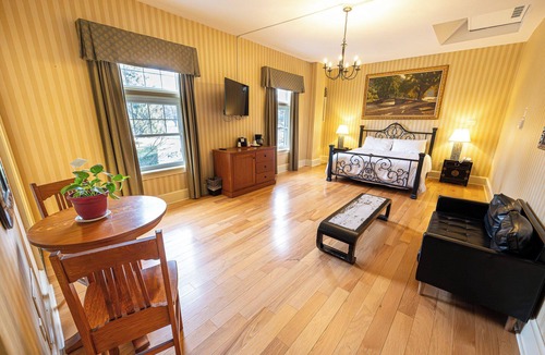 Shawnee On Delaware Hotel | Spacious Mountain Retreat | Ideal Room for a Calm & Scenic Getaway