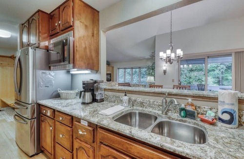 Warren Condo | Spacious mountain view condo with library & gas fireplace - near skiing