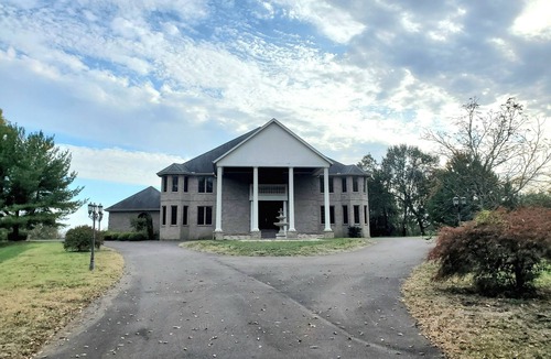Miamisburg House | Spacious & Serene 7-bedroom house - The Perfect Family Getaway