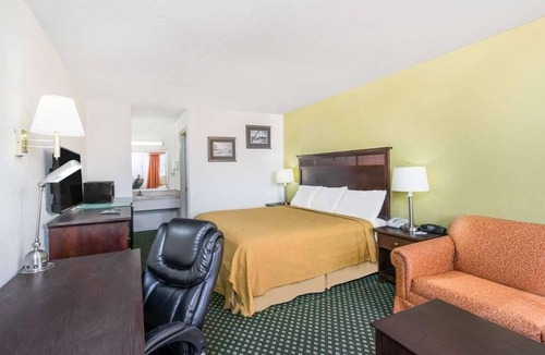 Lookout Valley Neighborhood Association Hotel | Spacious Units in Knights Inn Chattanooga! Near Attractions, Seasonal Pool!