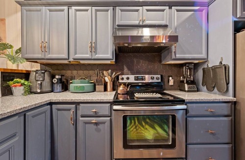 Hudson Villa | Speakeasy Hot Tub Escape | Pet-Friendly | Hudson NY