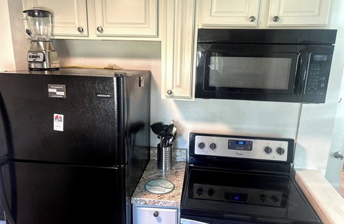 Southeast Pensacola House | Spring Sale! Cute house in pretty Pensacola. Close to Beach and Hospital