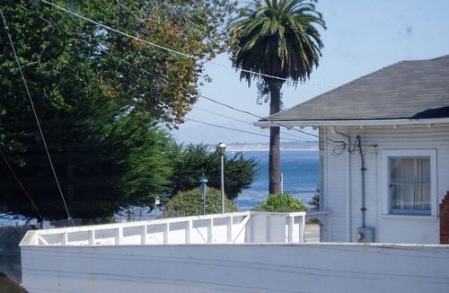 Pacific Grove Cottage | Steps to ocean. Across the street from the Municipal Golf Course. License 0020