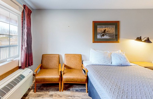 Indian Point Apartment | Studio close to Silver Dollar City with outdoor swimming pool, firepit & grill