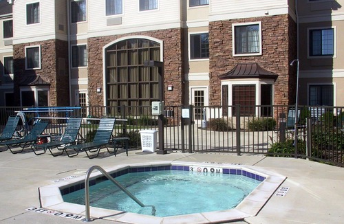 East Paris Apartment | Studio Close to the Airport! | Seasonal Outdoor Pool + Hot Tub + Free Breakfast
